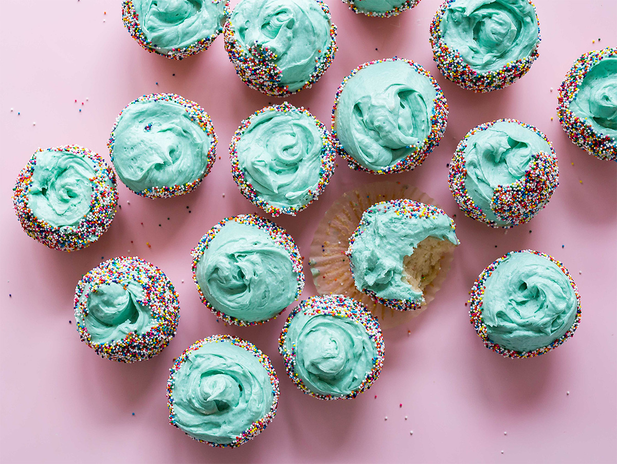 Coconut cupcakes with bubblegum | Colac